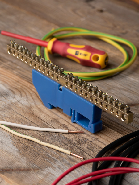 купить Шина нулевая 6*9 24групп DIN-изолятор синий на DIN-рейку EKF  в Чебоксарах Шина нулевая 6*9 24групп DIN-изолятор синий на DIN-рейку EKF