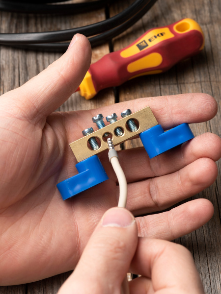 купить Шина нулевая 8*12 4групп 2 угловых изолятора синий винтовой по краям EKF  в Чебоксарах Шина нулевая 8*12 4групп 2 угловых изолятора синий винтовой по краям EKF