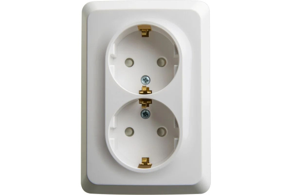 Этюд белый розетка открытая 2-мест заземление шторки IP20 угловая
