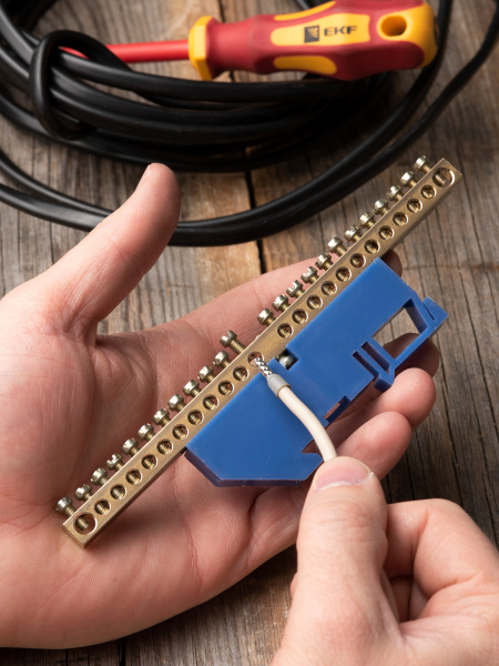 купить Шина нулевая 6*9 24групп DIN-изолятор синий на DIN-рейку EKF  в Чебоксарах Шина нулевая 6*9 24групп DIN-изолятор синий на DIN-рейку EKF