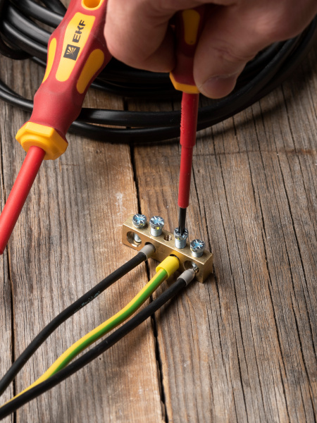 купить Шина нулевая 8*12 4групп без изолятора винтовой по центру EKF  в Чебоксарах Шина нулевая 8*12 4групп без изолятора винтовой по центру EKF