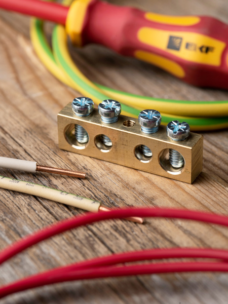 купить Шина нулевая 8*12 4групп без изолятора винтовой по центру EKF  в Чебоксарах Шина нулевая 8*12 4групп без изолятора винтовой по центру EKF