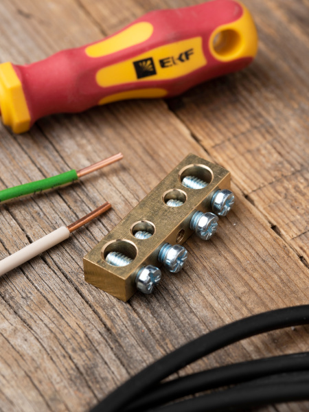 купить Шина нулевая 8*12 4групп без изолятора винтовой по центру EKF  в Чебоксарах Шина нулевая 8*12 4групп без изолятора винтовой по центру EKF