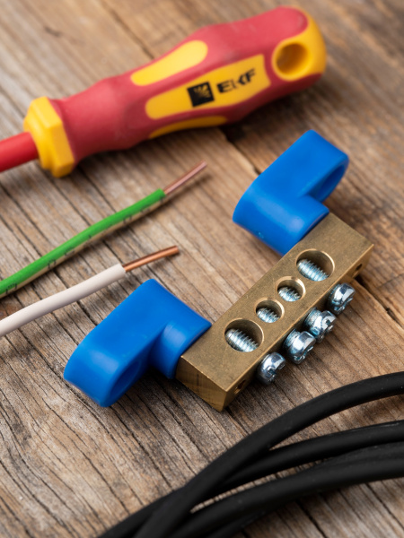 купить Шина нулевая 8*12 4групп 2 угловых изолятора синий винтовой по краям EKF  в Чебоксарах Шина нулевая 8*12 4групп 2 угловых изолятора синий винтовой по краям EKF