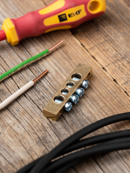 купить Шина нулевая 6*9 4групп без изолятора винтовой по краям EKF  в Чебоксарах Шина нулевая 6*9 4групп без изолятора винтовой по краям EKF