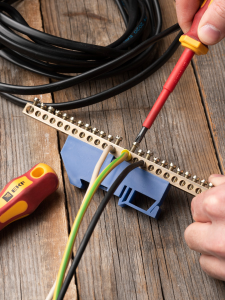 купить Шина нулевая 6*9 24групп DIN-изолятор синий на DIN-рейку EKF  в Чебоксарах Шина нулевая 6*9 24групп DIN-изолятор синий на DIN-рейку EKF