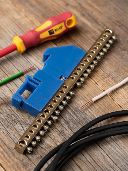 купить Шина нулевая 6*9 24групп DIN-изолятор синий на DIN-рейку EKF  в Чебоксарах Шина нулевая 6*9 24групп DIN-изолятор синий на DIN-рейку EKF