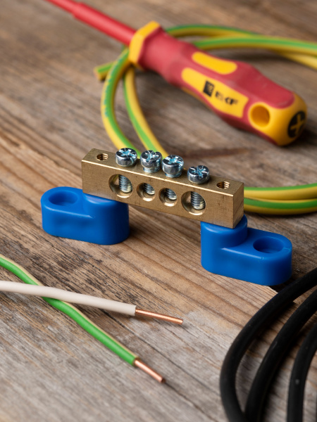 купить Шина нулевая 8*12 4групп 2 угловых изолятора синий винтовой по краям EKF  в Чебоксарах Шина нулевая 8*12 4групп 2 угловых изолятора синий винтовой по краям EKF