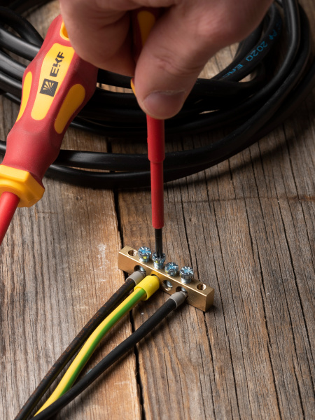 купить Шина нулевая 6*9 4групп без изолятора винтовой по краям EKF  в Чебоксарах Шина нулевая 6*9 4групп без изолятора винтовой по краям EKF