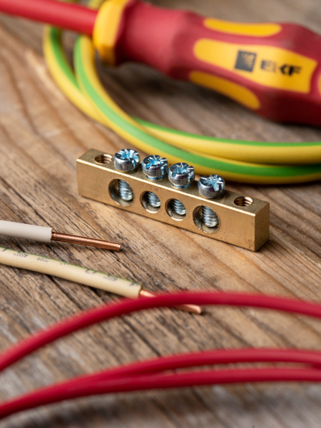 купить Шина нулевая 6*9 4групп без изолятора винтовой по краям EKF  в Чебоксарах Шина нулевая 6*9 4групп без изолятора винтовой по краям EKF